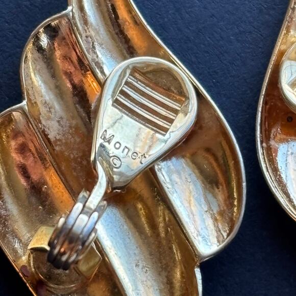 Vintage 1980 MONET Gold Tone Wing Wave Clip Earrings - Picture 4 of 5